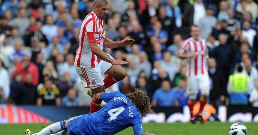 Atacante do Stoke City diz não guardar mágoa de David Luíz Atacante do Stoke City diz não guardar mágoa de David Luíz