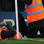 Um segurança ajudando o colega que se machucou no incidente. (Foto: Sky Sports)