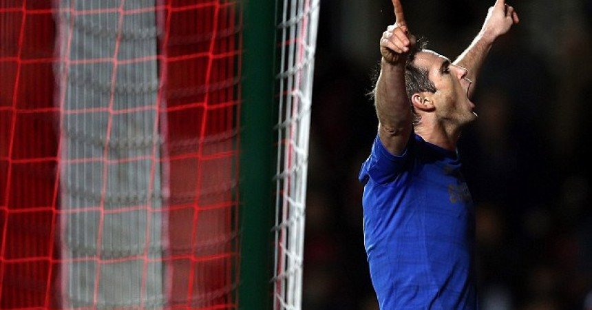 Segundo fontes ligadas ao clube, Chelsea iniciou movimentações para manter Frank Lampard Segundo fontes ligadas ao clube, Chelsea iniciou movimentações para manter Frank Lampard
