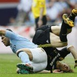 Entrada forte sobre David Luiz 'mancha' atuação de Agüero (Foto: AP).