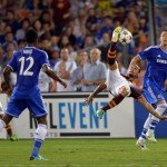 David Luiz e Mikel observam a tentativa de bicicleta de Oswaldo (Foto: chelseafc.com)