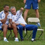 Michael Emenalo e José Mourinho durante treinamento. (Foto: Chelsea FC)