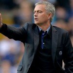 Mourinho passando instruções ao time durante partida contra o Fulham. (Imagem: Chelsea FC)