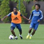 Eto'o e Willian durante treinamento em Cobham. (Imagem: AP)