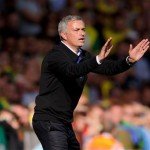Técnico José Mourinho passa instruções para o time contra o Norwich. (Foto: AP)