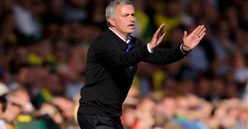 Mourinho assume riscos e joga com três atacantes e três zagueiros para vencer partida contra o Norwich Mourinho assume riscos e joga com três atacantes e três zagueiros para vencer partida contra o Norwich