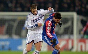 Torres disputa bola contra defensor do Basel (Imagem: Chelsea FC)