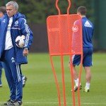 Mourinho durante treino com jogadores (Imagem: Chelsea FC)