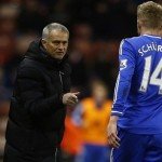 Mourinho passa instruções para Schürrle durante jogo contra Stoke