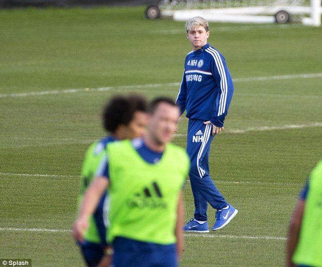 Niall Horan espera se recuperar para a turnê mundial da banda em abril