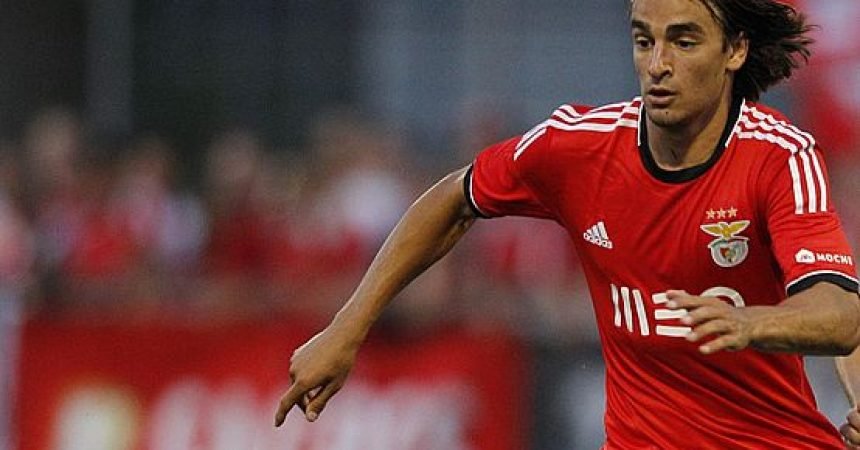 Segundo jornal inglês, Liverpool e Chelsea duelam por Markovic, do Benfica Segundo jornal inglês, Liverpool e Chelsea duelam por Markovic, do Benfica