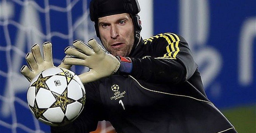 Cech diz que o Liverpool pode tropeçar na hora decisiva Cech diz que o Liverpool pode tropeçar na hora decisiva