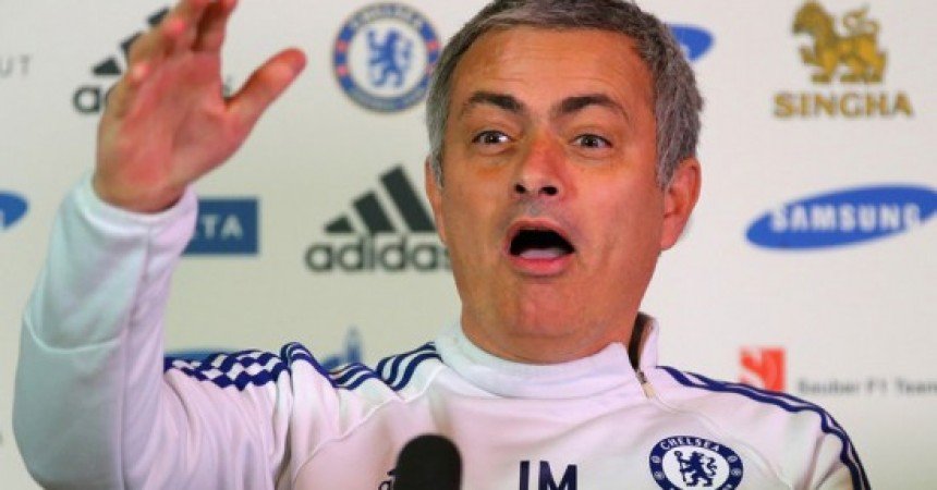 Vídeo: Mourinho entra em campo e rouba a cena em amistoso beneficiente Vídeo: Mourinho entra em campo e rouba a cena em amistoso beneficiente