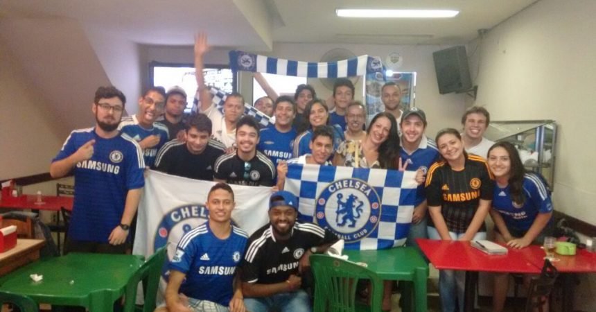 Torcida do Chelsea se reúne mais uma vez para apoiar o time contra o Arsenal Torcida do Chelsea se reúne mais uma vez para apoiar o time contra o Arsenal