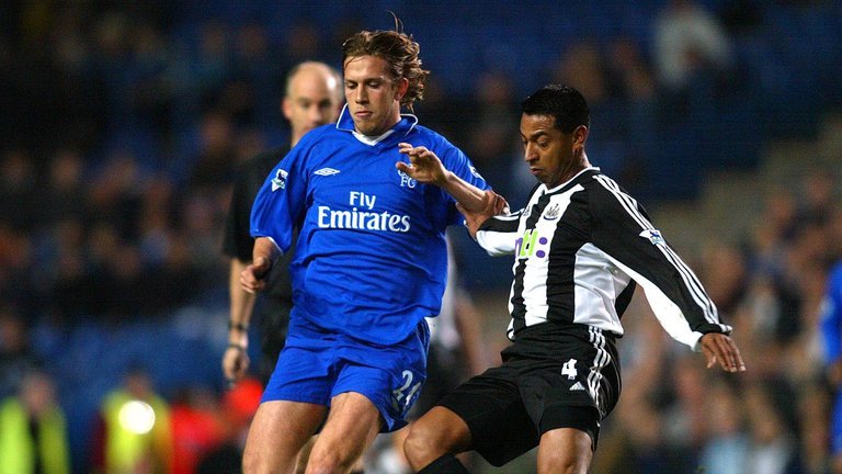 Dalla Bona, em ação contra o Newcastle, em 2001 (Foto: Chelsea FC)
