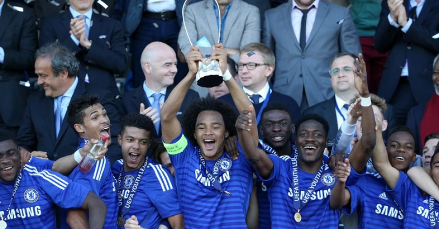 Colkett, da base, assina contrato com o Chelsea, mas outras joias podem acabar deixando o clube Colkett, da base, assina contrato com o Chelsea, mas outras joias podem acabar deixando o clube