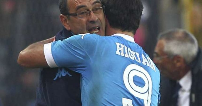Buscando melhorias táticas, Higuaín é a esperança de Maurizio Sarri Buscando melhorias táticas, Higuaín é a esperança de Maurizio Sarri