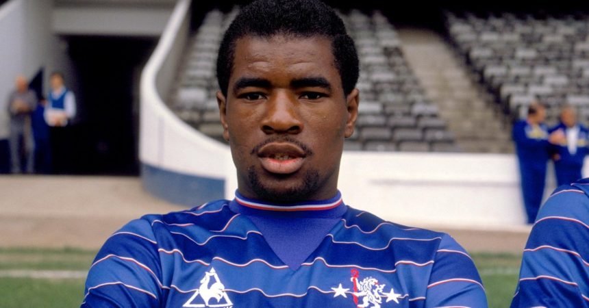 “A minha dor não foi em vão”, revela Paul Canoville, primeiro negro a atuar no Chelsea “A minha dor não foi em vão”, revela Paul Canoville, primeiro negro a atuar no Chelsea
