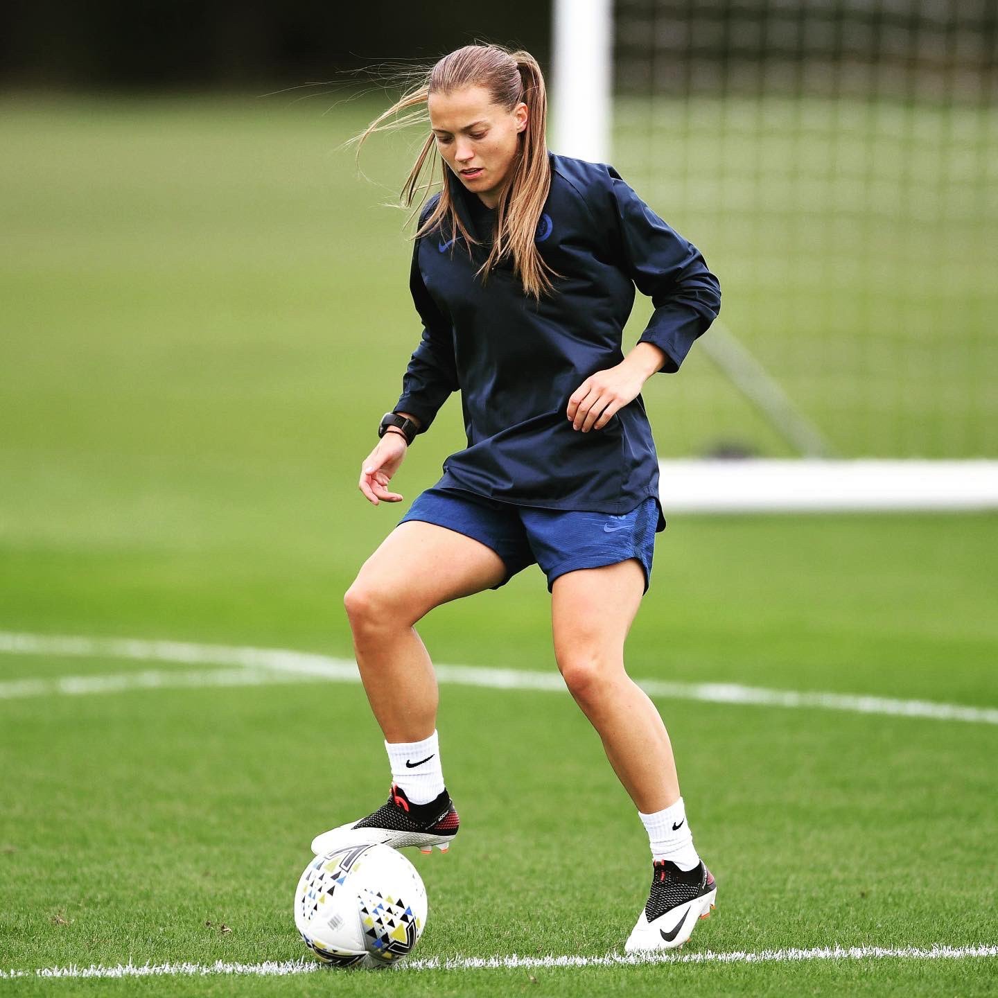 Fran Kirby em ação com a bola no treino