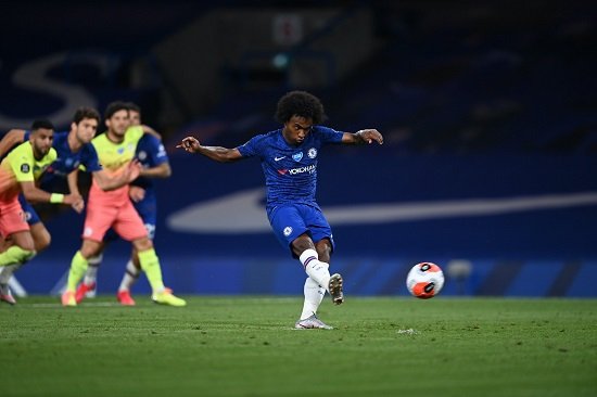 Willian converte penal