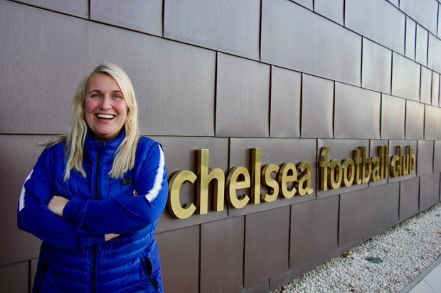 Emma Hayes posando na frente da sede do Chelsea
