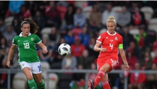 Sophie Ingle, atleta do Chelsea, completou 100 jogos com a seleção galesa.