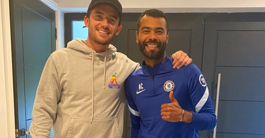 Chilwell e Ashley Cole registram foto do presente e passado da lateral do Chelsea Chilwell e Ashley Cole registram foto do presente e passado da lateral do Chelsea