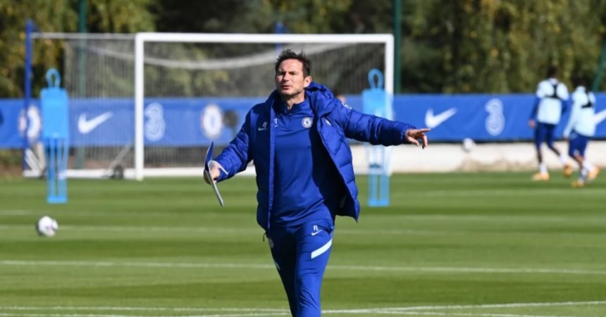 Atletas do Chelsea realizam treinos em Cobham Atletas do Chelsea realizam treinos em Cobham