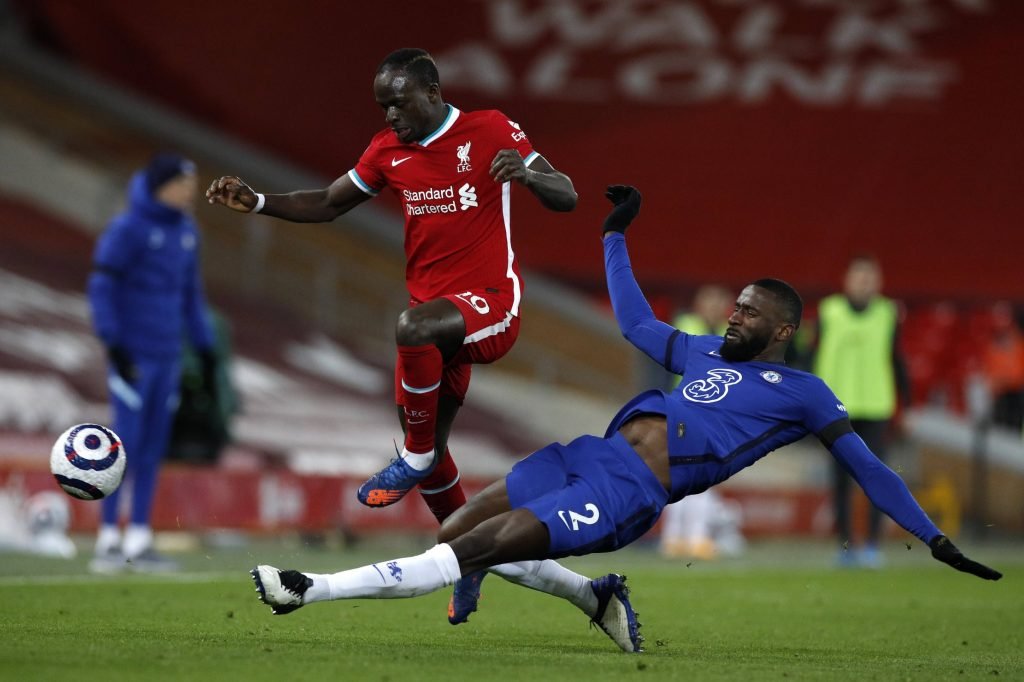 Rüdiger e Mané disputam bola