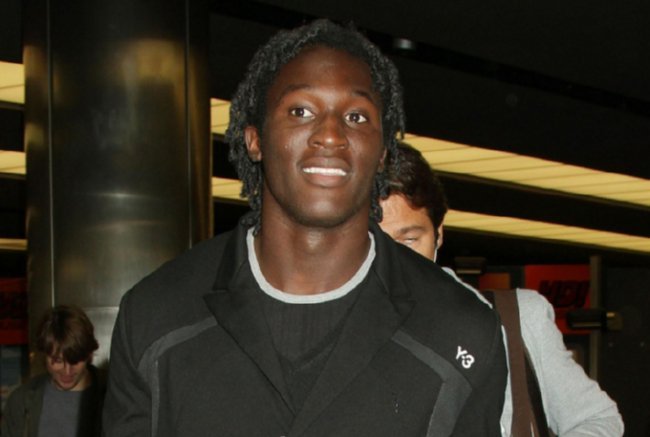 Chegada de Lukaku a Londres, onde realizará exames médicos
