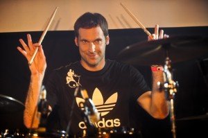 Petr Cech Cech tem certa habilidade na batera
