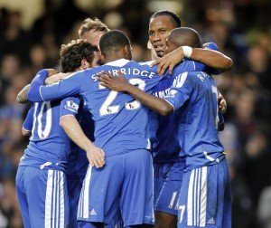 Drogba Comemoração de toda a equipe no gol de Drogba