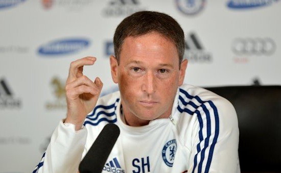 Assistente técnico Steve Holland concede entrevista à imprensa. (Imagem: Chelsea FC)