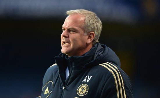 Técnico do sub-18 Adi Viveash. (Foto: Chelsea FC)