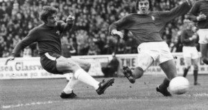 Cooke (esq) foi o 10 do Chelsea no século passado (Foto: site oficial)