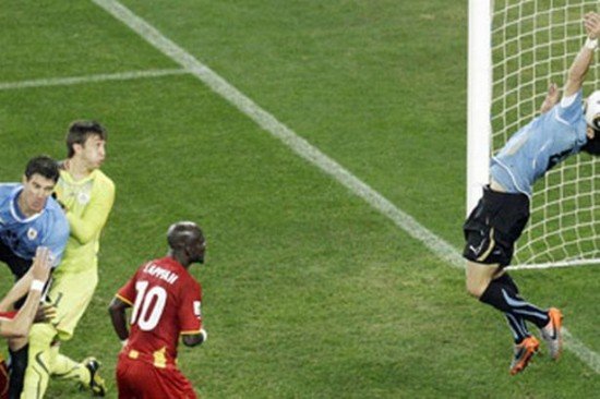 Em lance marcante de 2010, Suarez é expulso mas impede o que seria a vitória de Gana