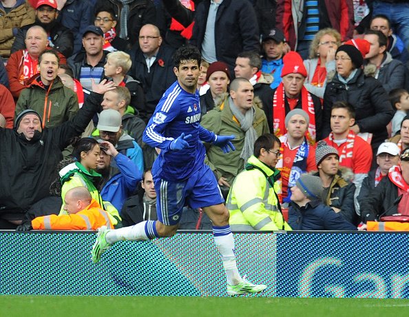 Diego Costa comemorando após marcar no confronto contra o Liverpool (Foto: Getty Images)