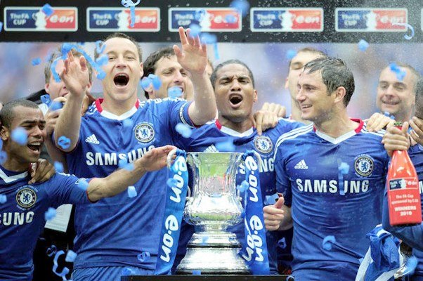 Os Blues conquistavam a FA Cup pela segunda temporada seguida (Foto: Getty Images)