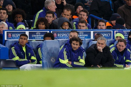 Mourinho já começou revezamento do time deixando Hazard, Oscar e Willian fora da partida contra o Sporting