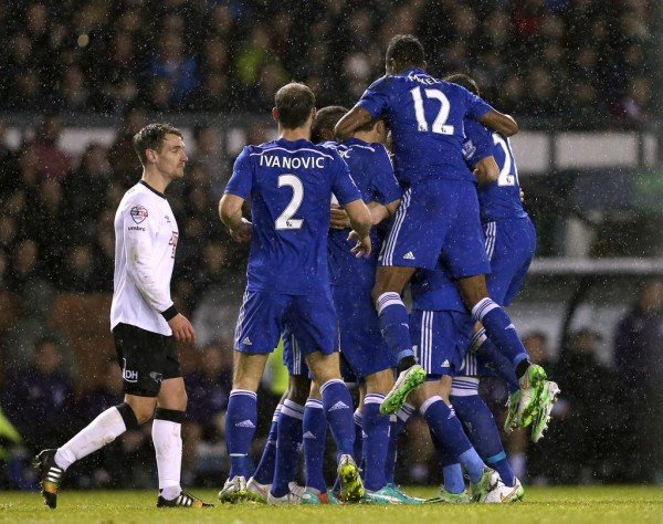 Jogadores dos Blues comemoram a vitória sobre o Derby (Foto: Chelsea FC)