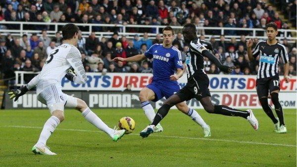 Cissé marcou duas vezes contra o Chelsea de Courtois (Foto: ESPN UK)