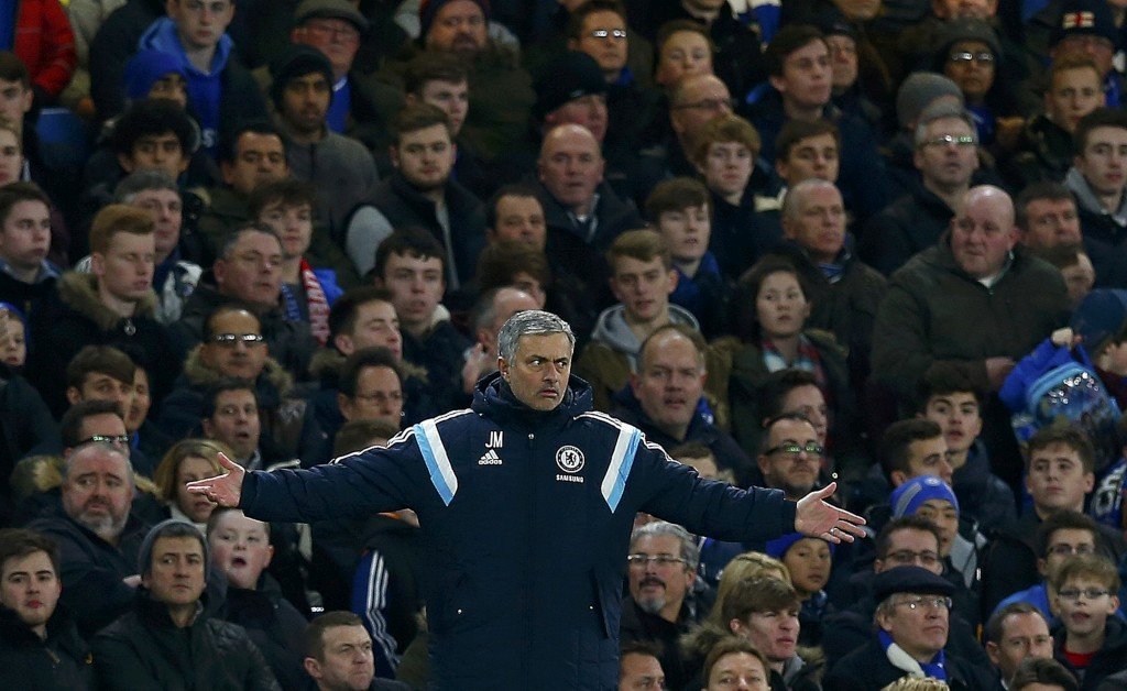 José Mourinho protestou muito contra a arbitragem, mas acabou comemorando a classificação (Foto: EDDIE KEOGH/REUTERS)