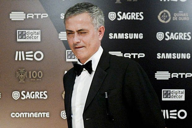 Mourinho na cerimônia que o condecorou como maior treinador português da história (Foto: Agence France Presse) 