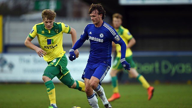 O jovem jogador John Swift se transferiu para o Swindon, da terceira divisão inglesa (Foto: Chelsea FC)