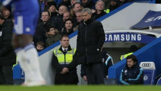 Mourinho nada feliz no duelo da FA Cup (Foto: Chelesa FC)