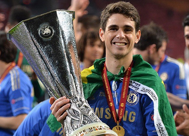 Oscar segurando a Europa League, único título que conquistou pelos Blues (Foto: Reuters)