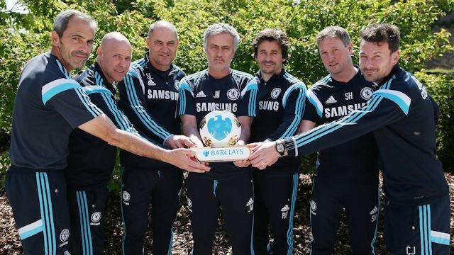 Mourinhi e sua comissão técnica com o prêmio (Foto: Chelsea FC)