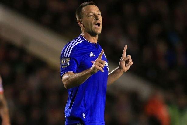 Terry hoje amarga a reserva do Chelsea e pode acabar jogando na China (Foto: Mirror)