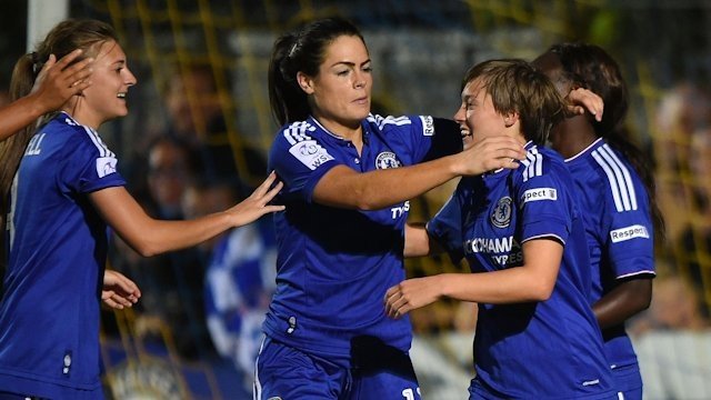 Fran Kirby é abraçada por Claire Rafferty na celebração do segundo gol das Blues (Foto: Chelsea FC)