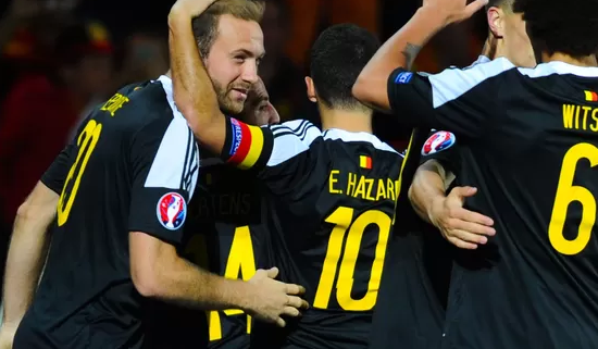Capitão belga, Eden Hazard vibra com companheiros após seu gol (Foto: Getty Images)